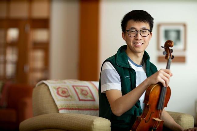 D-H志愿者Bryan Shin和他的小提琴