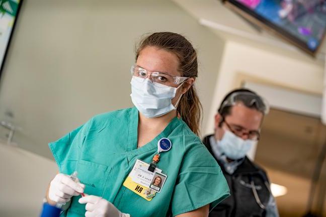 戴着外科口罩的护士在DHMC和十大博彩推荐排名希区柯克诊所